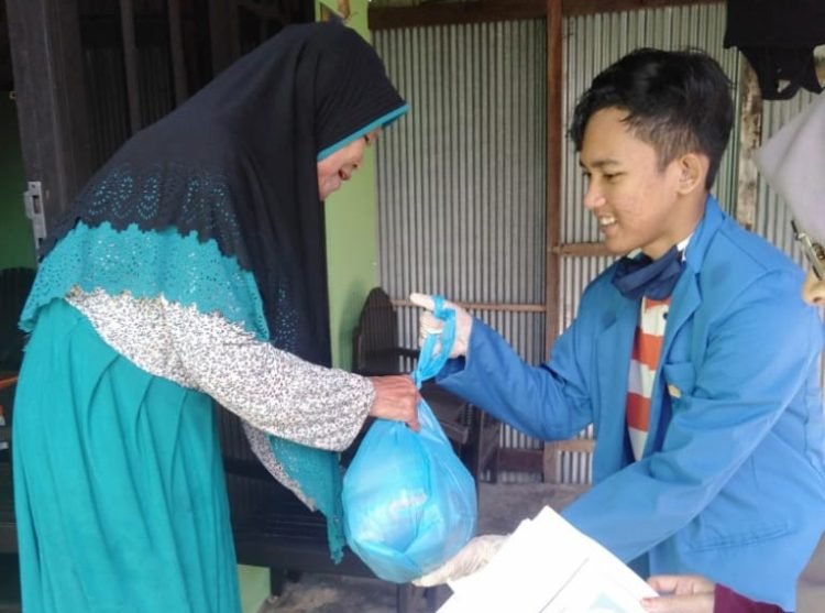 PMII Banjarbaru Bagikan Sembako Untuk Warga
