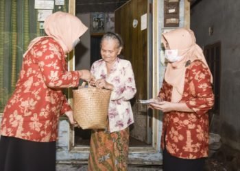 Dharma Wanita Persatuan Bagikan Sembako Dan Masker Di Tiga Kecamatan Di Kabupaten Banjar