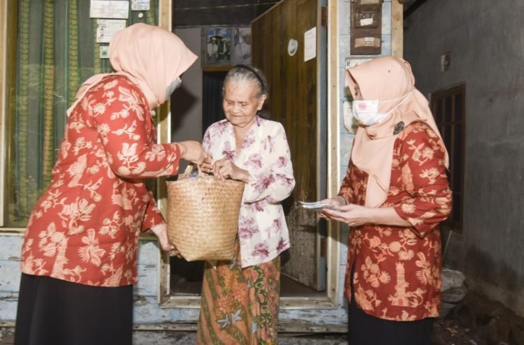 Dharma Wanita Persatuan Bagikan Sembako Dan Masker Di Tiga Kecamatan Di Kabupaten Banjar