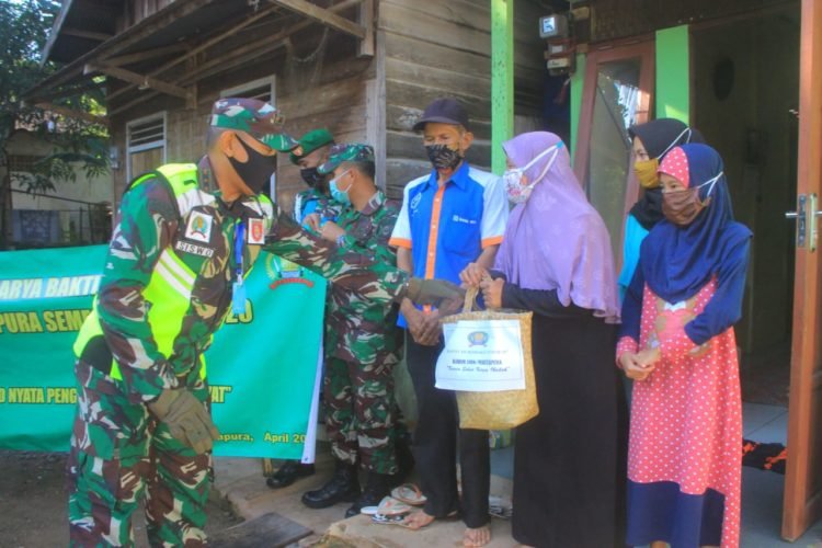 Bakti Sosial Covid – 19, Dandim Martapura Bagikan Paket Sembako