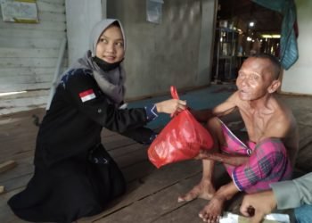 BEM FMIPA ULM Bersama Berbagai Komunitas Bagikan Sembako, Masker Dan Nasi Bungkus Ke Warga