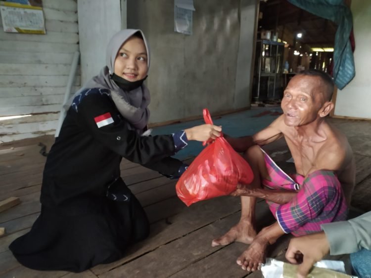 BEM FMIPA ULM Bersama Berbagai Komunitas Bagikan Sembako, Masker Dan Nasi Bungkus Ke Warga