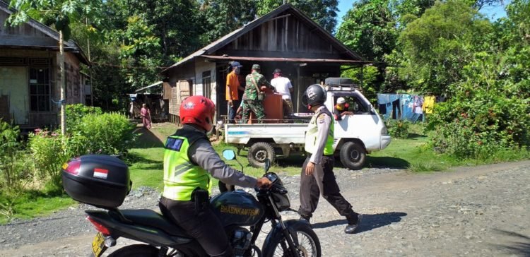 Jalan Keluar Masuk Desa Pasar Jati Dijaga Oleh Koramil Dan Aparat Desa Serta Relawan