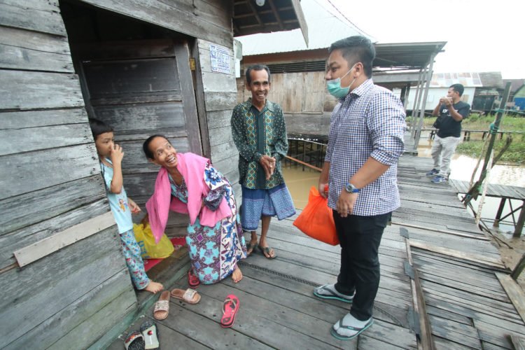 Ketua DPRD Kabupaten Banjar Turun Tangan Bagikan Sembako