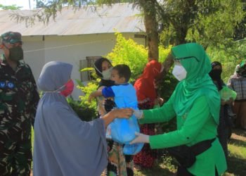 Ketua Persit Kodim 1006 Martapura Bagikan Sembako