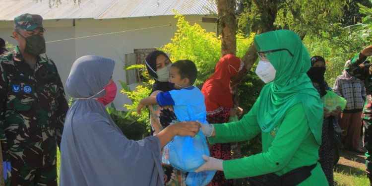 Ketua Persit Kodim 1006 Martapura Bagikan Sembako