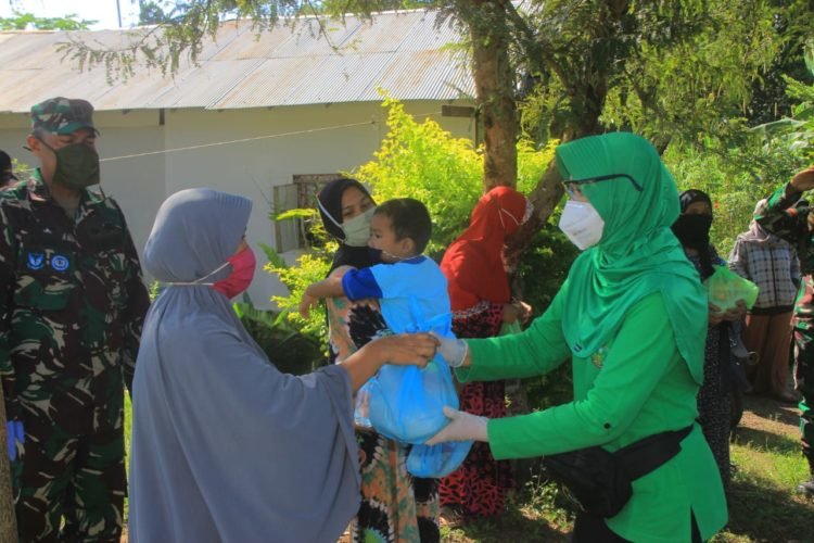Ketua Persit Kodim 1006 Martapura Bagikan Sembako