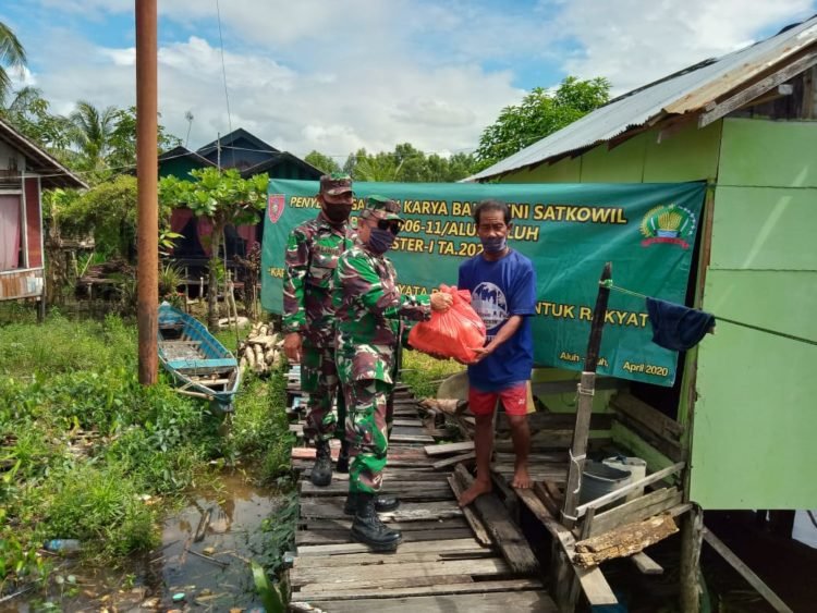 Warga Desa Aluh – Aluh Senang Menerima Sembako Gratis Koramil