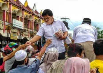 Ekonomi Menurun Akibat Covid-19, Ketua DPC Gerindra Bagikan Ribuan Mie Dan Masker