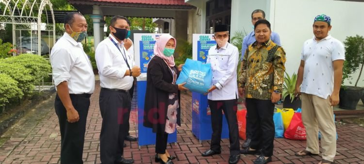 BRI Cabang Martapura Sumbang 500 Paket Sembako Dan Wastafel Untuk Pasar Martapura