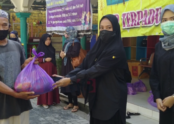 PAUD Adzkia Bagikan Sembako Untuk Warga