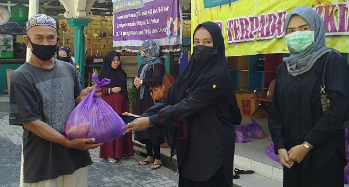 PAUD Adzkia Bagikan Sembako Untuk Warga