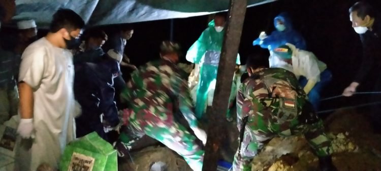 Ketua DPRD Kabupaten Banjar, Dandim 1006 Martapura Dan Kepala Dinas Kesehatan Turun Langsung Kuburkan Jenazah Dini Hari