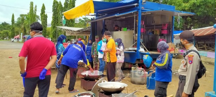 Masak Untuk Buka Puasa Tukang Becak Dan Sahur Untuk Pedagang PPS
