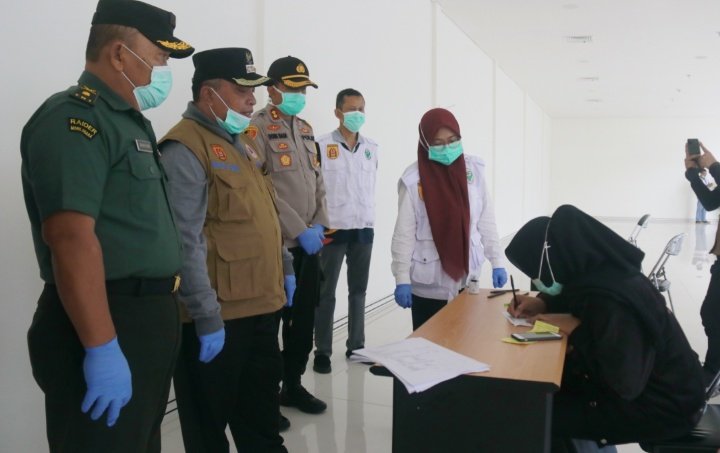 Walikota Banjarbaru Tinjau Langsung Penumpang di Bandara Syamsudin Noor, Ini Tujuannya