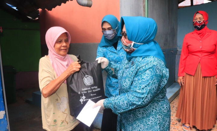 Lagi, Tak Hanya APD dan PCT, TP PKK Banjarbaru Juga Santuni Warga Kurang Mampu
