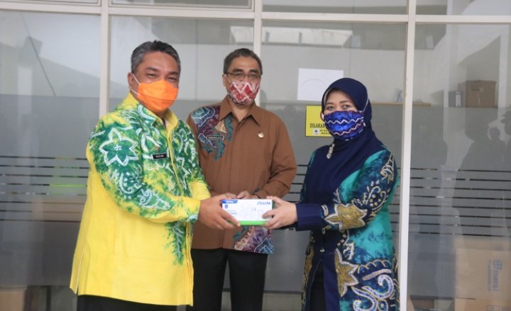 Nadjmi-Jaya Bagikan APD di RS Idaman Kota Banjarbaru