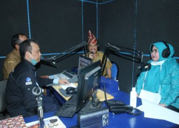 Dukung Pencegahan Covid-19, PKK Banjar Bagikan Masker dan Kurma Gratis Untuk Warga