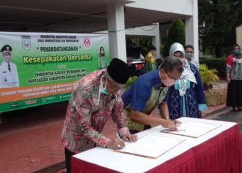 Dekranasda Kabupaten Banjar Bagikan Masker Hasil Olahan IKM
