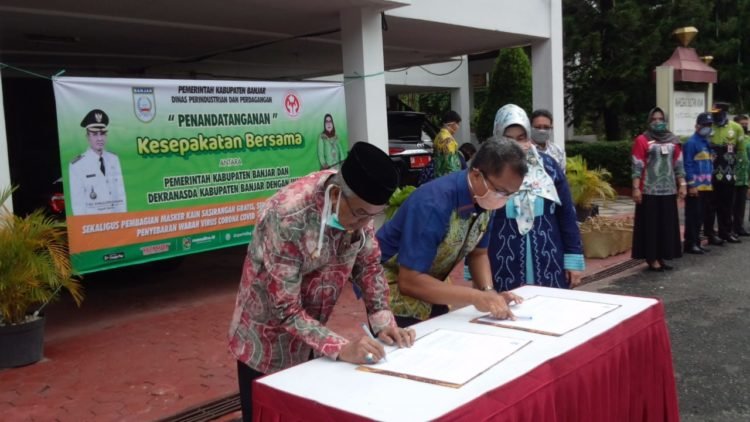 Dekranasda Kabupaten Banjar Bagikan Masker Hasil Olahan IKM