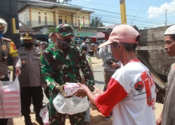 Bantu Kesulitan Warga Banjarbaru, Dandim Bersama Kapolres Turun Kejalan Bagikan Nasi Kotak