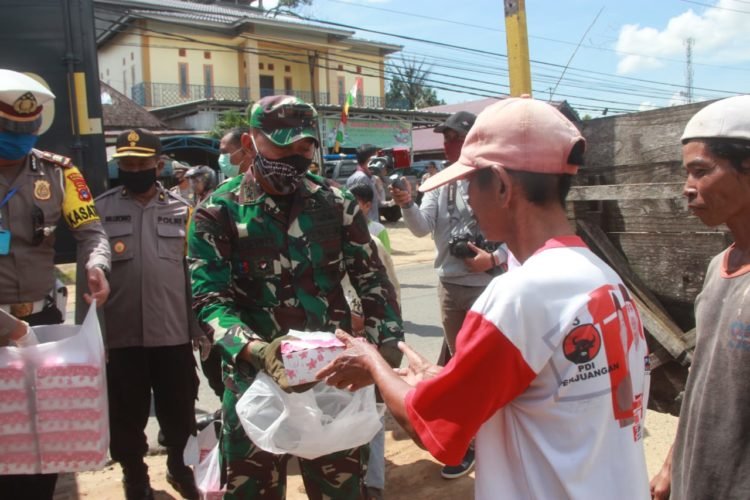 Bantu Kesulitan Warga Banjarbaru, Dandim Bersama Kapolres Turun Kejalan Bagikan Nasi Kotak
