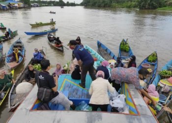 Dinas Kebudayaan Dan Pariwisata Bagikan Masker Untuk Pedagang Pasar Terapung