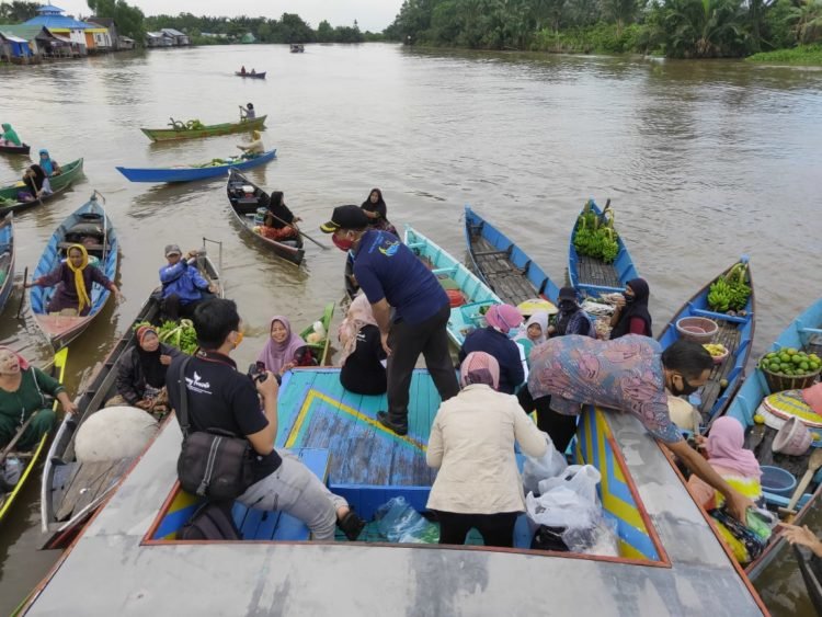 Dinas Kebudayaan Dan Pariwisata Bagikan Masker Untuk Pedagang Pasar Terapung