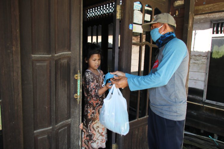 Desa Tambak Anyar Gelar Pembagian Masker Gratis