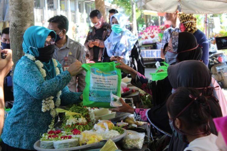 Wujud Semangat Kartini, Dinas TPH Bersama TP PKK Bagikan Masker, Hand Sanitizer, Hingga Sembako Secara Gratis