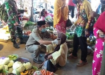 Ribuan Masker Dibagikan Di Pasar Sungai Tabuk