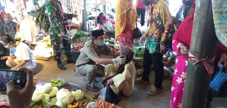 Ribuan Masker Dibagikan Di Pasar Sungai Tabuk