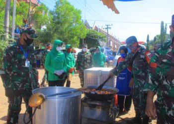 Dapur Umum Covid-19, TNI Dan Polri Kabupaten Banjar Bagikan Nasi Tiap Hari 350 Kotak
