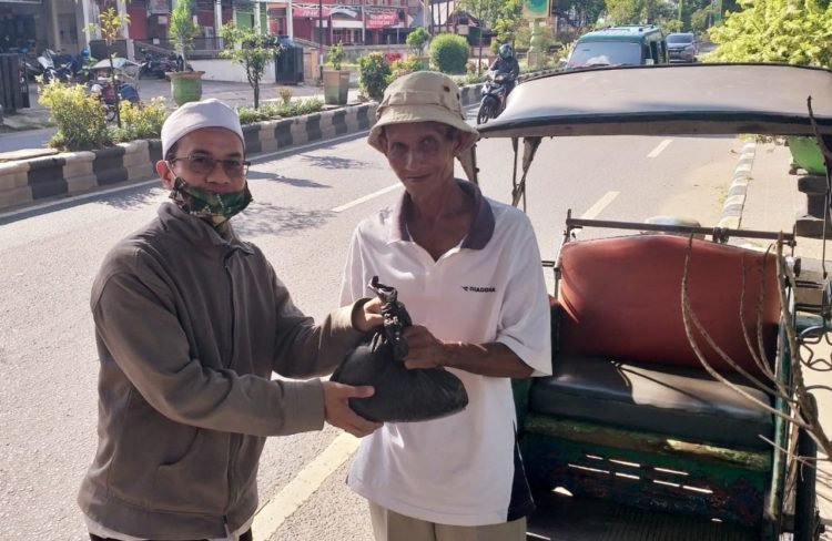 Forsekdesi Kabupaten Banjar Bagikan Sembako Setelah Dilantik