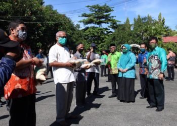 Pemerintah Kabupaten Banjar Salurkan Bantuan Untuk Masyarakat Terdampak Covid