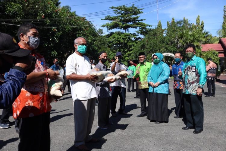 Pemerintah Kabupaten Banjar Salurkan Bantuan Untuk Masyarakat Terdampak Covid