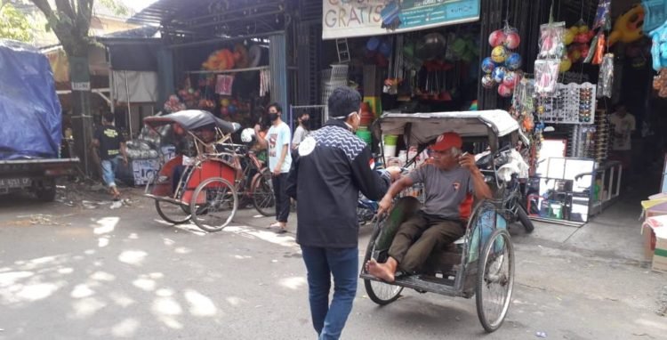ORMAWA dan UKM FMIPA ULM Bagikan 1000 Masker Kepada Masyarakat