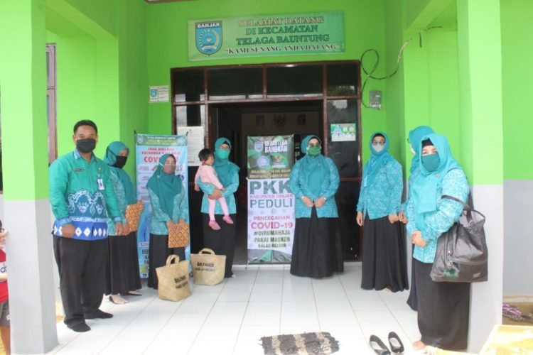TP PKK Kecamatan Telaga Bauntung Terima Paket Sembako Dari TP PKK Kabupaten Banjar