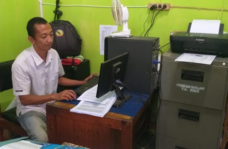 Walau Hari Libur, TKSK Tetap Bekerja Untuk Menyajikan Data Warga Terdampak Covid-19
