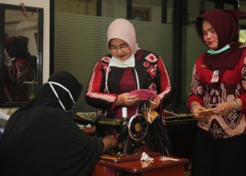 IKM Kertak Hanyar Buat Masker Kain Sasirangan