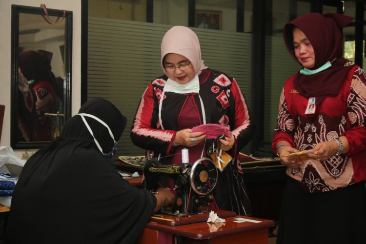 IKM Kertak Hanyar Buat Masker Kain Sasirangan