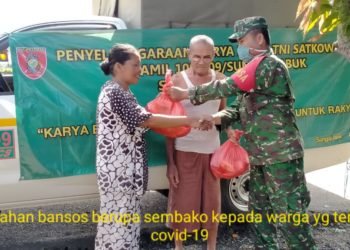 Babinsa Koramil Sungai Tabuk Bagikan Sembako Bentuk Perhatian Kepada Masyarakat