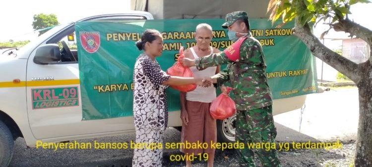 Babinsa Koramil Sungai Tabuk Bagikan Sembako Bentuk Perhatian Kepada Masyarakat