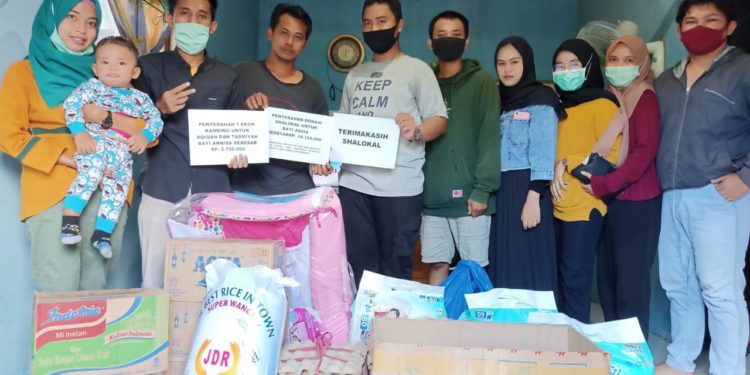 Shalokal  Dan Tangan Relawan Serahkan Bantuan Untuk Annisa, Bayi Yang Mengalami Kecelakaan Tunggal