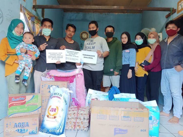 Shalokal Dan Tangan Relawan Serahkan Bantuan Untuk Annisa, Bayi Yang Mengalami Kecelakaan Tunggal