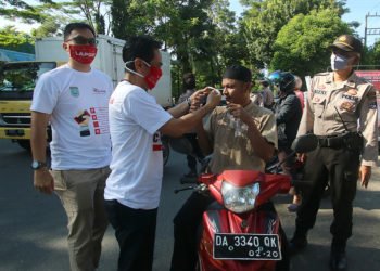Kominfo Kabupaten Banjar Bagikan Masker Kepada Pengguna Jalan
