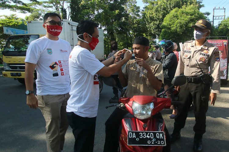 Kominfo Kabupaten Banjar Bagikan Masker Kepada Pengguna Jalan