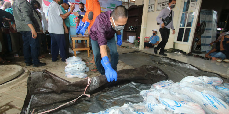 Dinas Perikanan Kabupaten Banjar Bagikan Ikan Ke Masyarakat