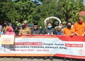 Terdampak Covid-19, Bupati Banjar Salurkan BST Kemensos RI