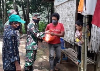 Babinsa Pengaron Bagikan Sembako Untuk Warga ODP Dibantu Aparat Desa
